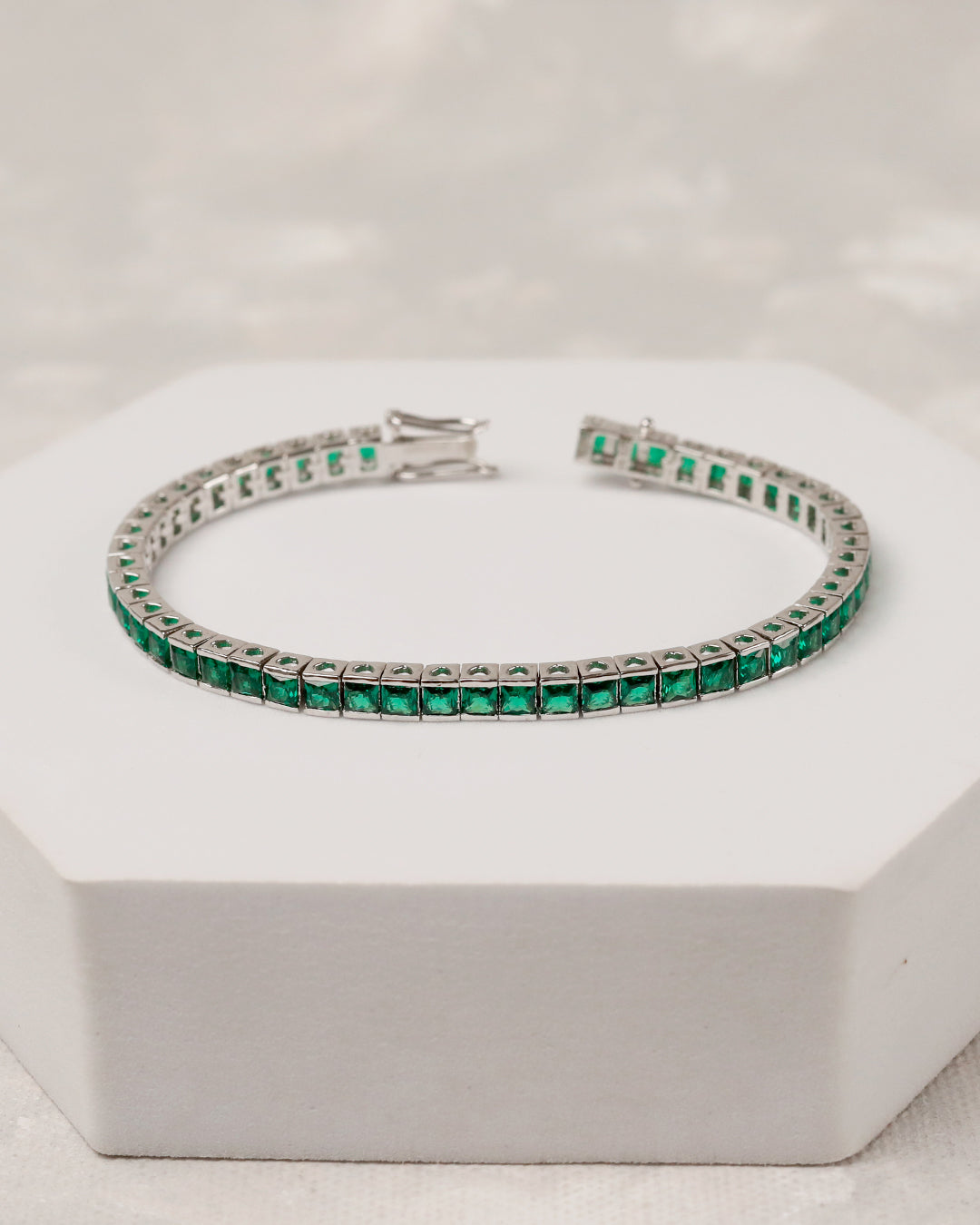 Emerald Heart Tennis Bracelet (925 Silver)